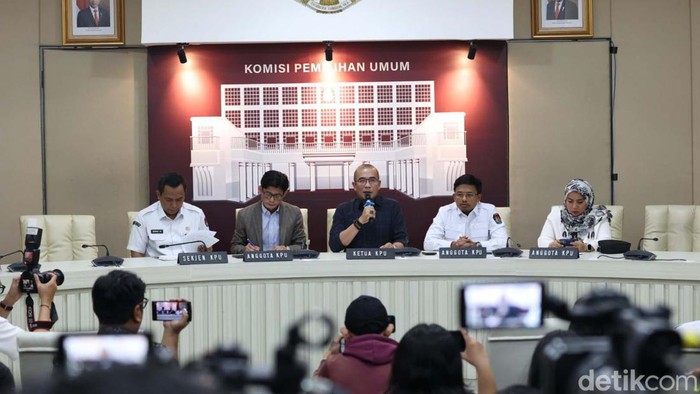 KPU siap menerima pendaftaran capres dan cawapres. Hal itu disampaikan Ketua KPU Hasyim Asyari dalam jumpa pers di Jakarta, Senin (16/10/2023).