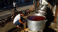 Mereka terpaksa memasak dengan kayu bakar di tengah kekurangan bahan bakar dan gas.  