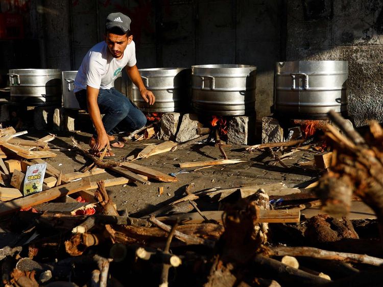 Perang Bikin Krisis BBM, Warga Gaza Masak dengan Kayu Bakar