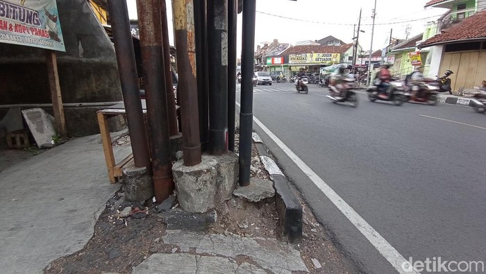 Kumpulan tiang di kawasan Simpang Lima Tasikmalaya yang jadi sorotan warga.
