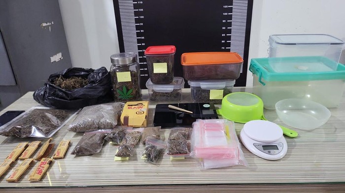 Pria bernama Ibnu Fathan (35) dan Aji Septian (29) di Kutai Kartanegara (Kukar), Kalimantan Timur (Kaltim) ditangkap usai kedapatan memiliki narkotika jenis ganja.