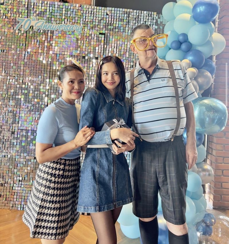 Lisa BLACKPINK merayakan ulang tahun ayahnya di Thailand.