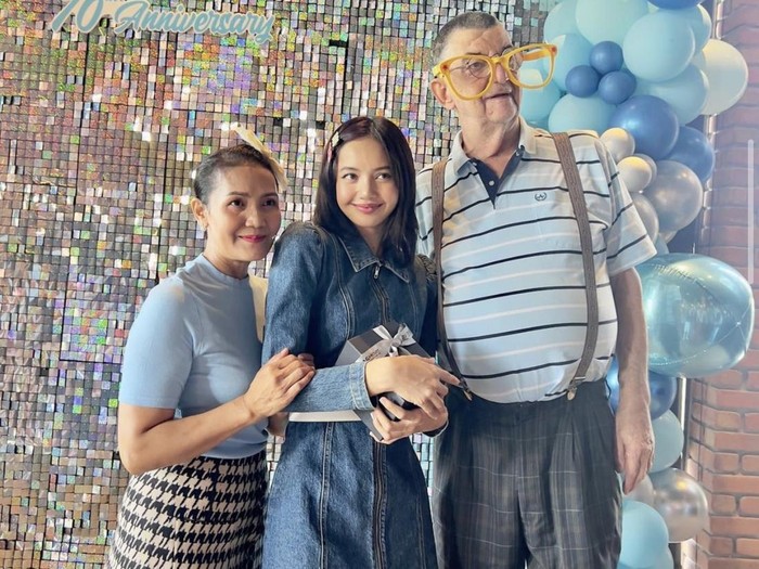 Lisa BLACKPINK merayakan ulang tahun ayahnya di Thailand.