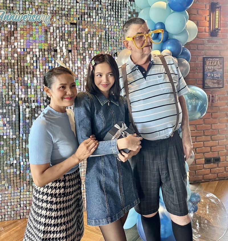 Lisa BLACKPINK merayakan ulang tahun ayahnya di Thailand.