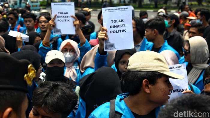 Sejumlah peserta aksi dari kelompok mahasiswa menggelar unjukrasa di kawasan Patung Kuda, Jakarta, Senin (16/10/2023).