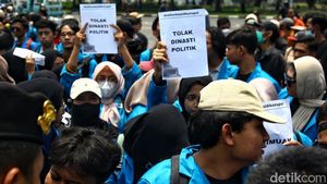 Mahasiswa Demo di Patung Kuda, Tolak Cawapres 35 Tahun