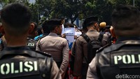 Sejumlah peserta aksi dari kelompok mahasiswa menggelar unjukrasa di kawasan Patung Kuda, Jakarta, Senin (16/10/2023).