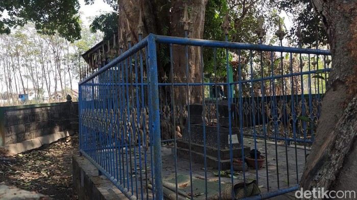 Makam Kyai Kromo Ijoyo di Padukuhan Ketingan, Tirtoadi, Mlati, Sleman, yang masih berdiri di tengah pembangunan tol Jogja-Solo, Senin (16/10/2023).