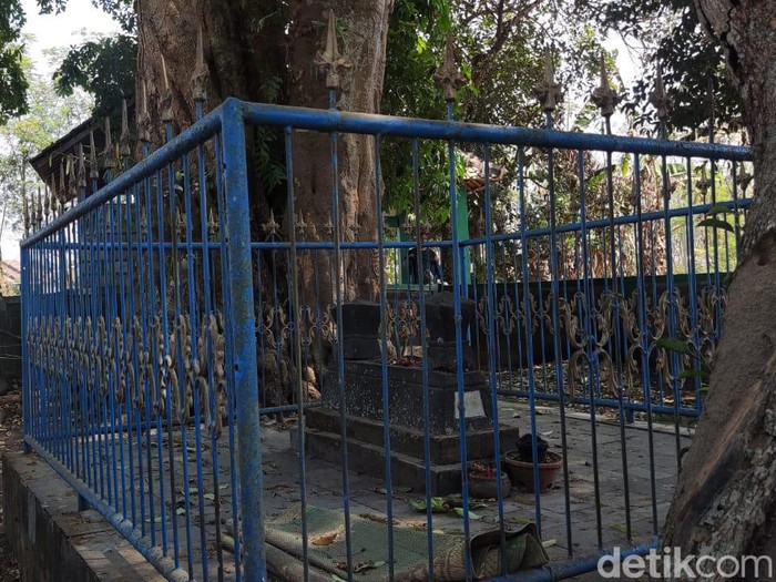 Makam Kyai Kromo Ijoyo di Padukuhan Ketingan, Tirtoadi, Mlati, Sleman, yang masih berdiri di tengah pembangunan tol Jogja-Solo, Senin (16/10/2023).