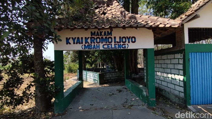 Makam Kyai Kromo Ijoyo di Padukuhan Ketingan, Tirtoadi, Mlati, Sleman, yang masih berdiri di tengah pembangunan tol Jogja-Solo, Senin (16/10/2023).