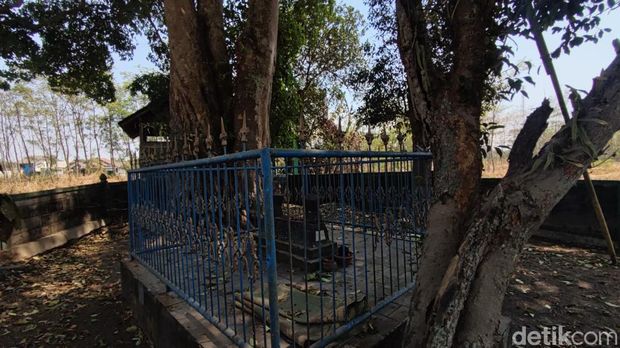 Makam Kyai Kromo Ijoyo yang berdiri di tengah proyek Tol Jogja-Solo. Foto diunggah Senin (16/10/2023).