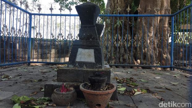 Makam Kyai Kromo Ijoyo yang berdiri di tengah proyek Tol Jogja-Solo. Foto diunggah Senin (16/10/2023).
