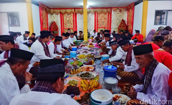 Makan Bajamba Selepas Prosesi Pelantikan Ketua Kerapatan Adat Nagari dan Bundo Kanduang di Kota Payakumbuh. Sumatra Barat. (Gilby Zahrandy/detikSumut)