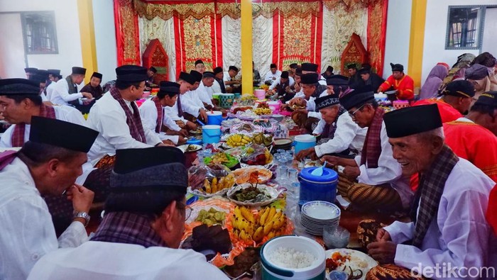Makan Bajamba Selepas Prosesi Pelantikan Ketua Kerapatan Adat Nagari dan Bundo Kanduang di Kota Payakumbuh. Sumatra Barat. (Gilby Zahrandy/detikSumut)