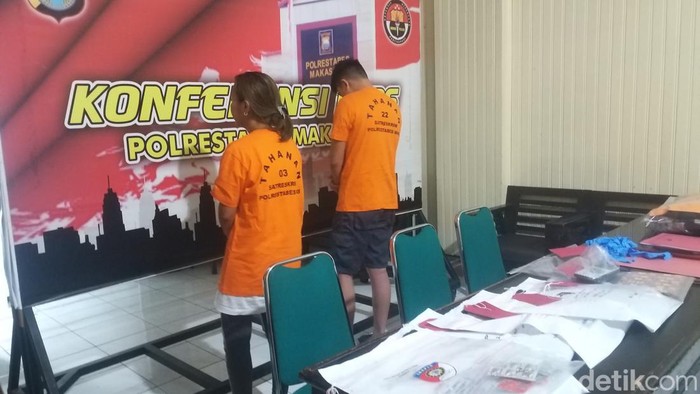 Polisi menetapkan dua orang tersangka dalam kasus tewasnya wanita yang berprofesi sebagai sales promotion girl (SPG) berinisial R alias RLA (27) di Makassar, Sulawesi Selatan (Sulsel).