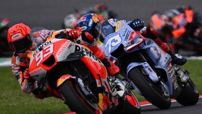 Ducati Spanish rider Alex Marquez (R) follows Honda Spanish rider Marc Marquez (L) as they  compete during the Italian MotoGP race at Mugello Circuit in Mugello, on June 11, 2023. (Photo by Filippo MONTEFORTE / AFP)