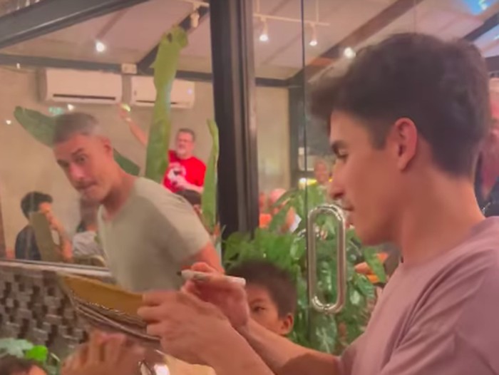 Marc Marquez ladeni permintaan tanda tangan bocah di Lombok