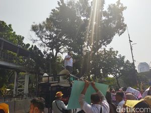 Aksi di Patung Kuda, Massa Dukung MK Kabulkan Gugatan Usia Capres-Cawapres