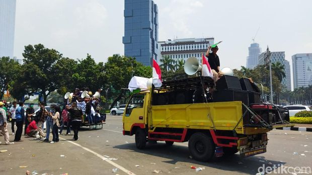 Massa dari dua kelompok yang demonstrasi terkait gugatan usia capres-cawapres di MK telah membubarkan diri dari area Patung Kuda. (Kurniawan Fadilah/detikcom)