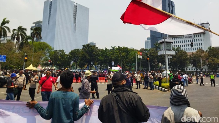 Massa dari dua kelompok yang demonstrasi terkait gugatan usia capres-cawapres di MK telah membubarkan diri dari area Patung Kuda. (Kurniawan Fadilah/detikcom)