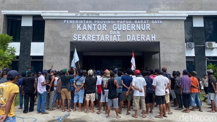 Massa sopir angkot desak pemerintah hentikan operasional taksi online di Sorong. Juhra Nasir/detikcom