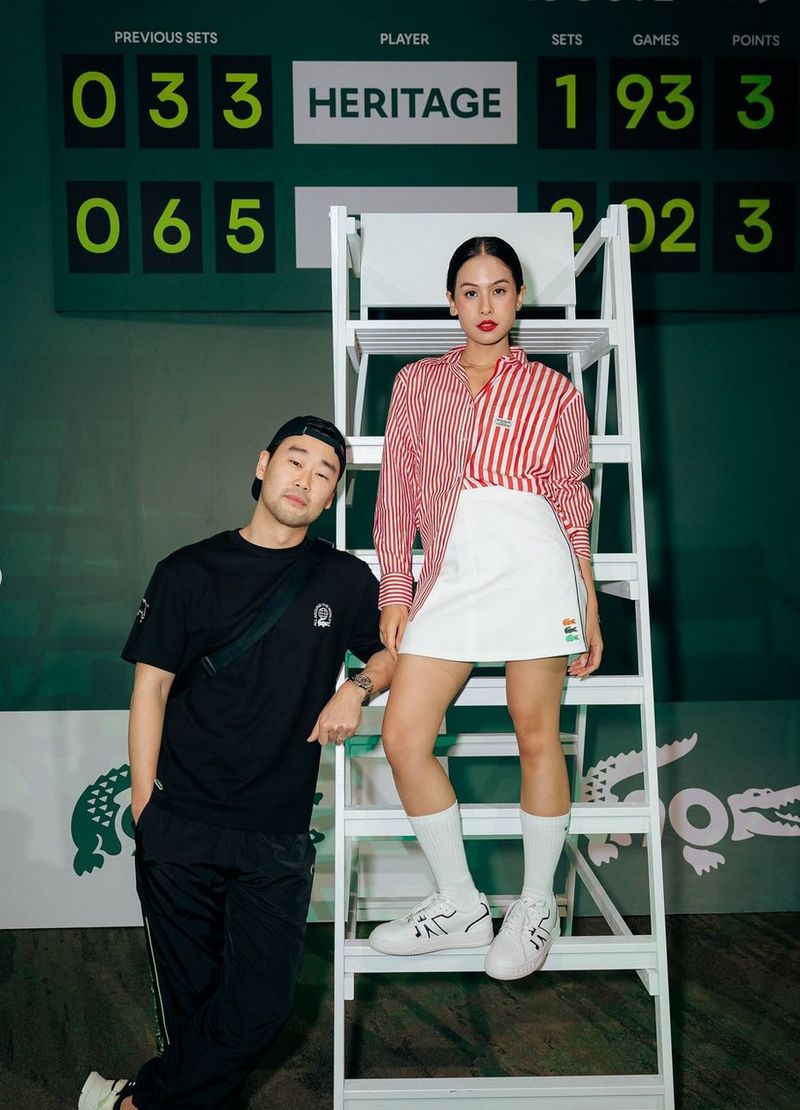 Maudy Ayunda dan Jesse Choi foto couple pakai baju tennis.