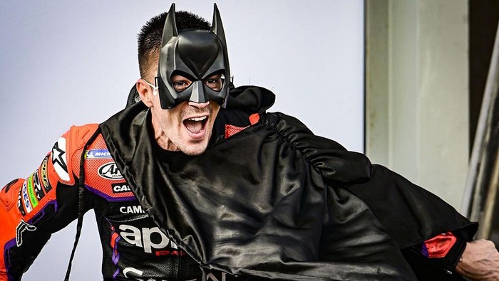 Maverick Vinales pakai kostum Batman.