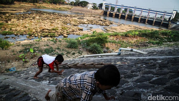 Sungai Cisadane di Tangerang makin mengering akibat kemarau panjang. Hal ini justru dimanfaatkan warga setempat untuk bermain dan memancing ikan.