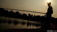 Sebagian warga juga memancing ikan di tengah sungai.  