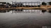Kekeringan Sungai Cisadane ini terlihat dari Pintu Air 10.  