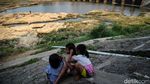 Mengering, Sungai Cisadane di Tangerang Jadi Tempat Bermain