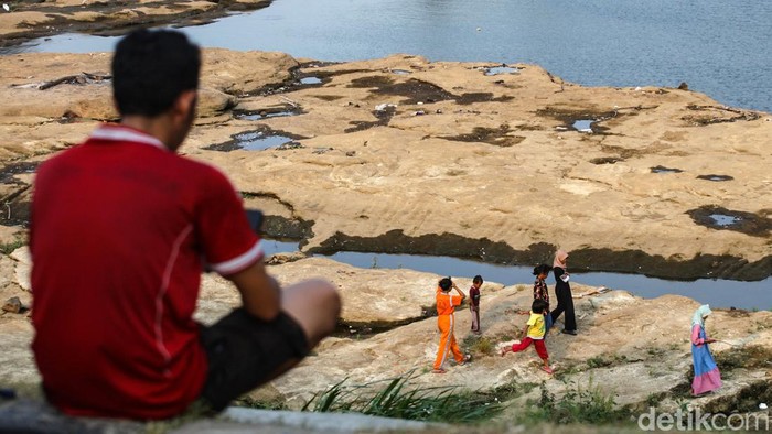 Sungai Cisadane di Tangerang makin mengering akibat kemarau panjang. Hal ini justru dimanfaatkan warga setempat untuk bermain dan memancing ikan.