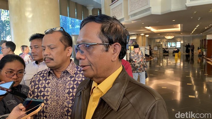 Menko Polhukam Mahfud Md saat ditemui di Surabaya.