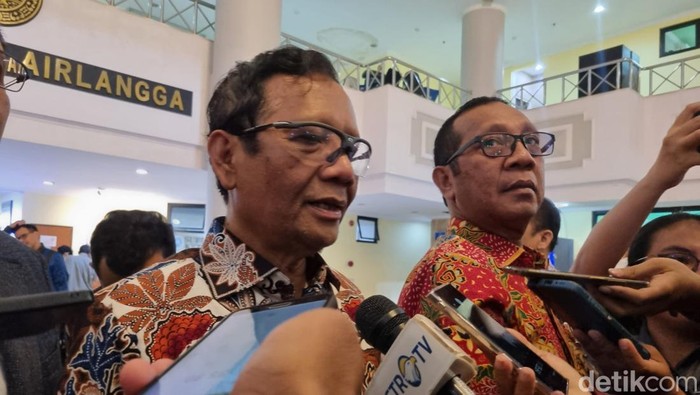 Menko Polhukam Mahfud Md usai menghadiri acara di Unair Surabaya.