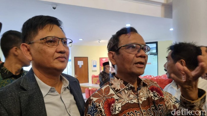 Menko Polhukam Mahfud Md usai menghadiri acara di Unair Surabaya.