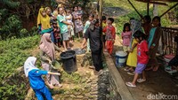 Warganya merana karena mengantre untuk menciduk air yang tidak lebih tinggi dari mata kaki.