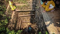 Keadaan fatal ini terjadi sejak tiga bulan belakangan. Dua sumur umum di dekat hutan yang biasa digunakan untuk mengakses air bersih kini mengenaskan.