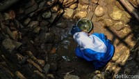 Sumur sedalam 3 meter, yang biasanya tumpah ruah terutama pada musim hujan, sekarang airnya sering tak lebih tinggi dari telunjuk orang dewasa. Padahal kebutuhan konsumsi air minum, memasak, mandi, hingga mencuci piring bergantung pada sumber mata air tersebut.