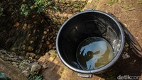 Itu pun warga mesti mengantre mendapatkannya. Air tak selalu tersedia menggenang dan mudah diambil, apalagi jika diciduk terus-menerus. Setiap dua jam sekali warga mesti bersabar menunggu untuk mendapatkan seember kecil air.