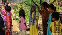 Bahkan, sebelum berangkat sekolah selama kemarau panjang, anak-anak mesti mengambil air sendiri untuk mandi dan masuk ke dalam sumur. Kendati tampak berisiko, terlihat beberapa anak memang sudah terbiasa untuk saling membantu mengambil air. Lagi-lagi air yang diambil masih cukup keruh.