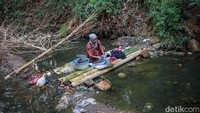 Beberapa warga lainnya memanfaatkan aliran sungai yang agak layak untuk mencuci baju. Namanya Sungai Cai Kiara. Hampir seluruh warga kampung mencuci di sana.