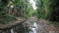 Air sungai Cai Kiara nyatanya tak bisa diharapkan. Meski demikian, inilah sungai terdekat yang bisa dimanfaatkan. Begitu surut, sungai yang kedalamannya mencapai 1,5 meter itu kini hanya terlihat seperti kubangan air semata kaki orang dewasa. Kondisi sungai pun tampak tak layak. Warnanya hijau kehitaman, bercampur sampah serta berlumpur. Namun desa telah kering, tak ada pilihan lain.