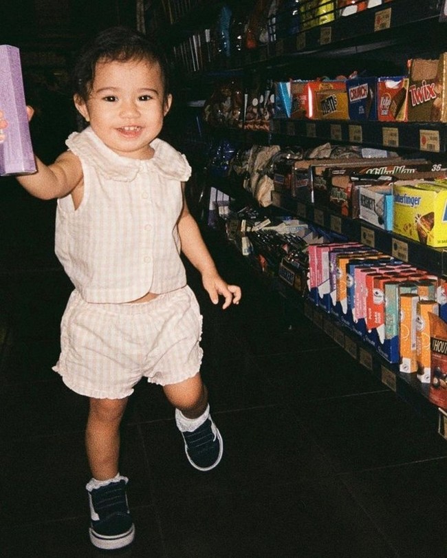 Millie lahir pada 20 Januari 2022. Saat ini dirinya berusia 1 tahun. Menggemaskan, Millie memiliki paras blasteran yang diwariskan dari ibunya. Foto: Instagram/miss_adinda_mae