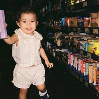 Millie lahir pada 20 Januari 2022. Saat ini dirinya berusia 1 tahun. Menggemaskan, Millie memiliki paras blasteran yang diwariskan dari ibunya. Foto: Instagram/miss_adinda_mae