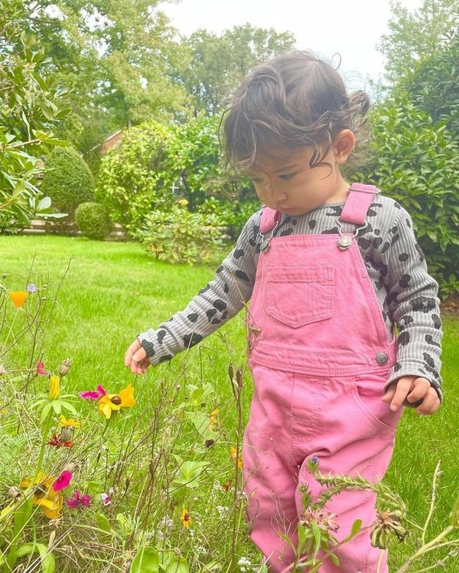 Sudah semakin besar, Millie kini sudah bisa berjalan dan berlarian. Tingkahnya yang lucu pun tak kalah bikin gemas. Foto: Instagram/miss_adinda_mae