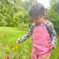 Sudah semakin besar, Millie kini sudah bisa berjalan dan berlarian. Tingkahnya yang lucu pun tak kalah bikin gemas. Foto: Instagram/miss_adinda_mae