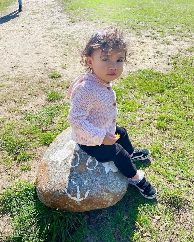 Memiliki pipi chubby dan rambut ikal, putri Derby Romero itu terlihat imut dan cantik. Foto-foto Millie sendir kerap dibagikan oleh Adinda ke akun Instagram pribadinya. Foto: Instagram/miss_adinda_mae