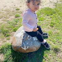 Memiliki pipi chubby dan rambut ikal, putri Derby Romero itu terlihat imut dan cantik. Foto-foto Millie sendir kerap dibagikan oleh Adinda ke akun Instagram pribadinya. Foto: Instagram/miss_adinda_mae