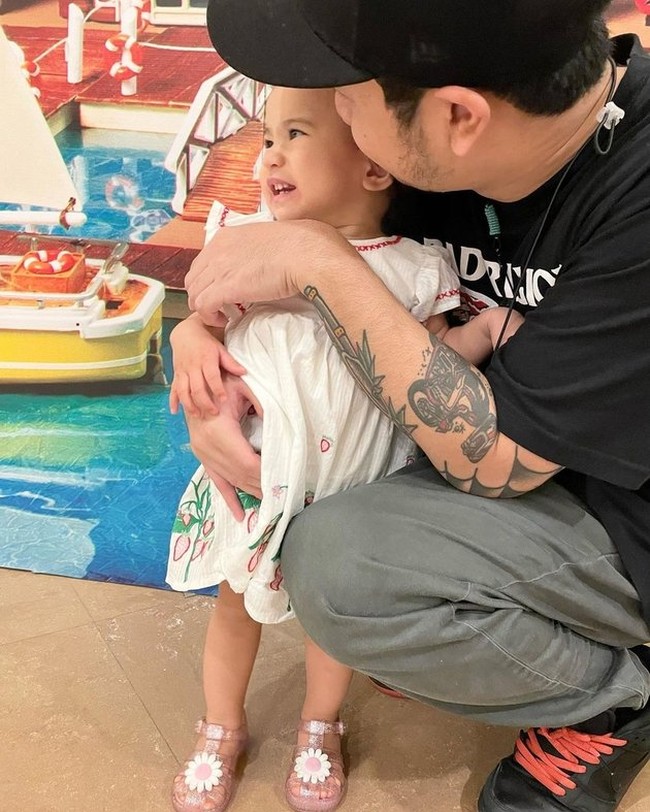 Meski sibuk dengan urusan pekerjaan namun Derby selalu menyempatkan waktu untuk menghabiskan waktu bersama putri kecilnya itu. Foto: Instagram/miss_adinda_mae