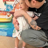 Meski sibuk dengan urusan pekerjaan namun Derby selalu menyempatkan waktu untuk menghabiskan waktu bersama putri kecilnya itu. Foto: Instagram/miss_adinda_mae